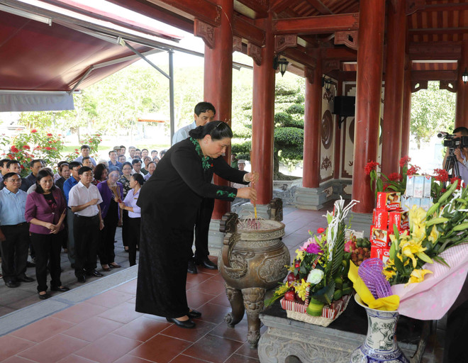 国会常务副主席丛氏放向乂安省战争时期有功人员送慰问品 ảnh 2 国会常务副主席丛氏放向乂安省战争时期有功人员送慰问品 ảnh 2