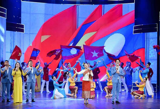 越老 “情谊比红河-九龙之水深” 综合文艺晚会在河内举行 ảnh 1 越老 “情谊比红河-九龙之水深” 综合文艺晚会在河内举行 ảnh 1