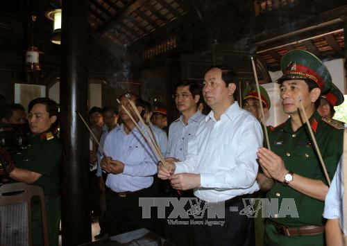 越南国家主席陈大光看望慰问广南省越南英雄母亲和伤残军人 ảnh 1 越南国家主席陈大光看望慰问广南省越南英雄母亲和伤残军人 ảnh 1