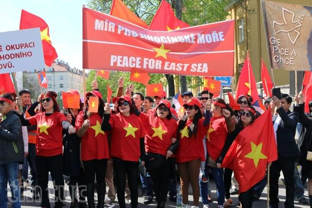 旅捷越南人向中国驻捷大使馆递交抗议书 ảnh 1 旅捷越南人向中国驻捷大使馆递交抗议书 ảnh 1