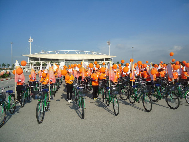 近1000人响应“为橙剂受害者骑行”活动 ảnh 1