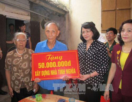 邓氏玉盛副主席走访慰问宁平省橙毒剂受害者 ảnh 1