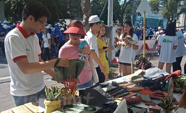 政府总理阮春福参加步行活动 呼吁全社会携手防止塑料垃圾污染 ảnh 2