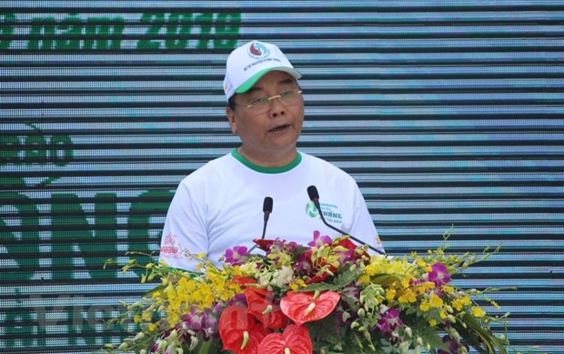 政府总理阮春福参加步行活动 呼吁全社会携手防止塑料垃圾污染 ảnh 1