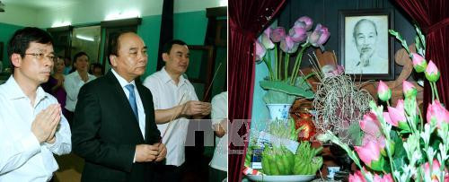 越南政府总理阮春福敬香缅怀胡志明主席 ảnh 1 越南政府总理阮春福敬香缅怀胡志明主席 ảnh 1