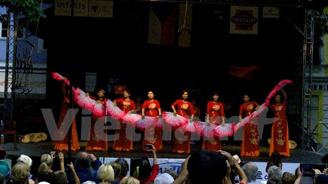 “越南，我的家乡”舞蹈亮相皮塞肯民间艺术大联欢 ảnh 1
