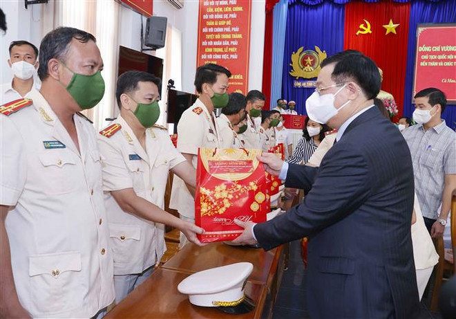 国会主席王廷惠春节前走访慰问金瓯省公安人员和防疫一线医务人员 ảnh 2 国会主席王廷惠春节前走访慰问金瓯省公安人员和防疫一线医务人员 ảnh 2