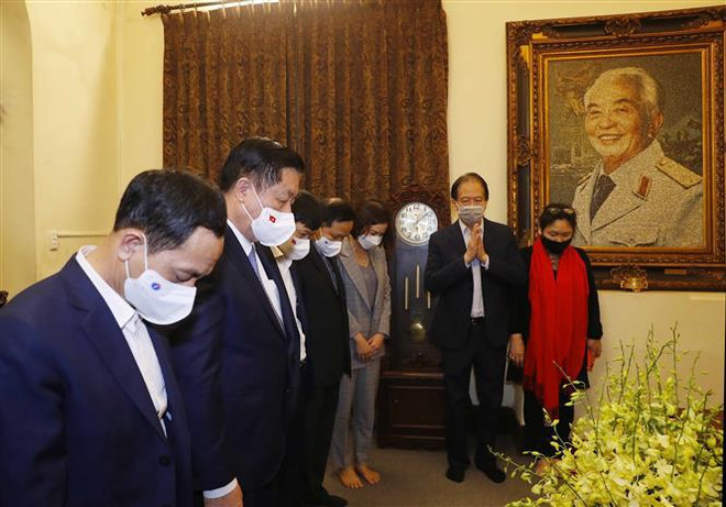 越南政府总理范明政上香缅怀已故政府领导人 ảnh 2 越南政府总理范明政上香缅怀已故政府领导人 ảnh 2