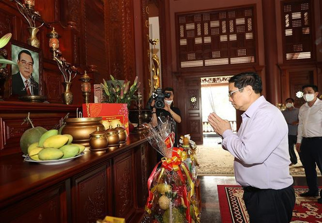 越南政府总理范明政上香缅怀已故政府领导人 ảnh 1 越南政府总理范明政上香缅怀已故政府领导人 ảnh 1