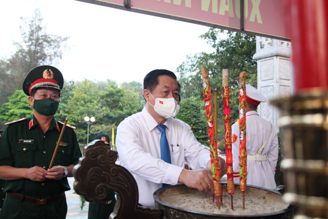 越共中央宣教部部长阮仲义向英雄烈士上香 ảnh 1 越共中央宣教部部长阮仲义向英雄烈士上香 ảnh 1