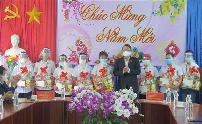 春节期间走访慰问优抚对象和困难群众 爱心帮扶送温暖 ảnh 2