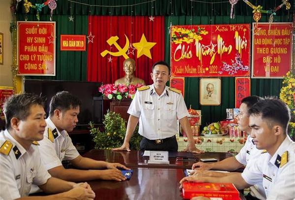 2022年壬寅春节：海军第二区工作代表团探访DK1海上高脚屋 ảnh 1