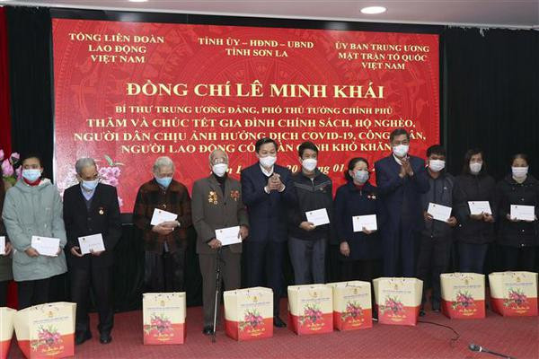 越南国家副主席和政府副总理向茶荣和山罗省优抚家庭和贫困群众拜年 ảnh 2 越南国家副主席和政府副总理向茶荣和山罗省优抚家庭和贫困群众拜年 ảnh 2