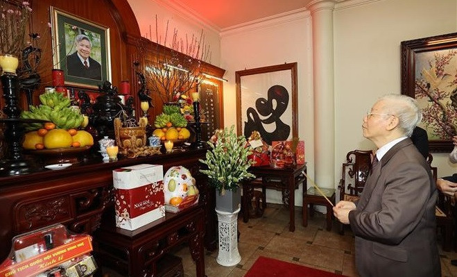 越共中央总书记阮富仲上香缅怀各位已故总书记 ảnh 1