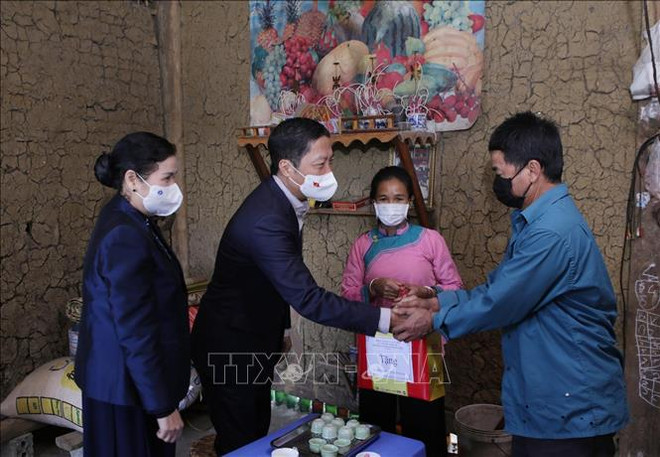 中央检查委员会主任和经济部部长开展春节走访慰问活动 ảnh 2 中央检查委员会主任和经济部部长开展春节走访慰问活动 ảnh 2