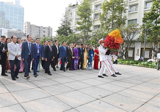 胡志明市领导向海外越南人代表拜年 ảnh 3 胡志明市领导向海外越南人代表拜年 ảnh 3