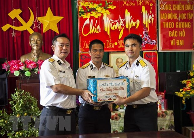 2022年壬寅春节：海军第二区工作代表团探访DK1海上高脚屋 ảnh 2