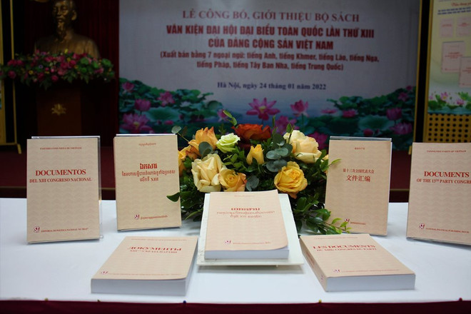 《越共十三大文件》丛书以7种语言发行 ảnh 1 《越共十三大文件》丛书以7种语言发行 ảnh 1