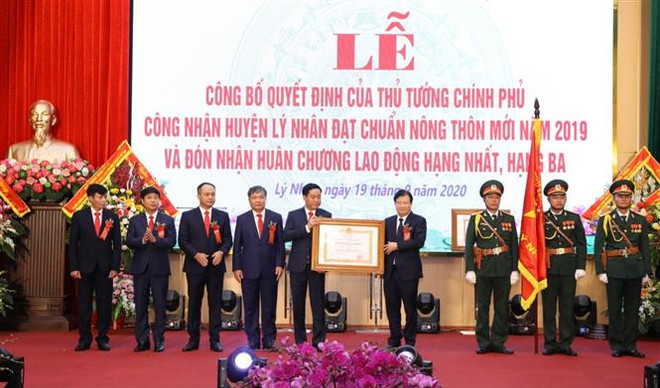 政府副总理郑廷勇出席李仁县达到新农村建设标准公布仪式 ảnh 2 政府副总理郑廷勇出席李仁县达到新农村建设标准公布仪式 ảnh 2