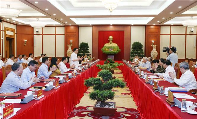 面向越共十三大:中央政治局同河内市委常委会举行工作座谈会 ảnh 1 面向越共十三大:中央政治局同河内市委常委会举行工作座谈会 ảnh 1