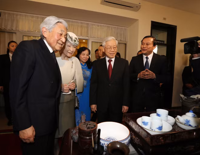 越共中央总书记阮富仲与日本天皇明仁和皇后进行茶叙（组图） ảnh 3