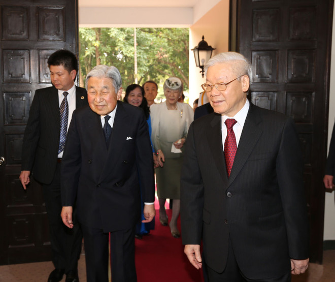 越共中央总书记阮富仲与日本天皇明仁和皇后进行茶叙（组图） ảnh 2