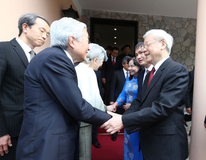 越共中央总书记阮富仲与日本天皇明仁和皇后进行茶叙（组图） ảnh 1