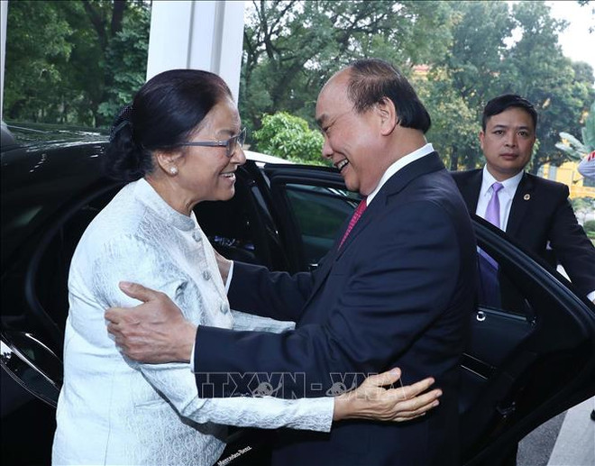 越南政府总理阮春福会见老挝国会主席巴妮 ảnh 1 越南政府总理阮春福会见老挝国会主席巴妮 ảnh 1