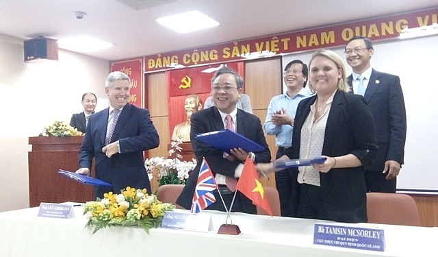 英国与胡志明市签署“关于建立猪肉产业交易所促进产业标准质量提升”的谅解备忘录 ảnh 1