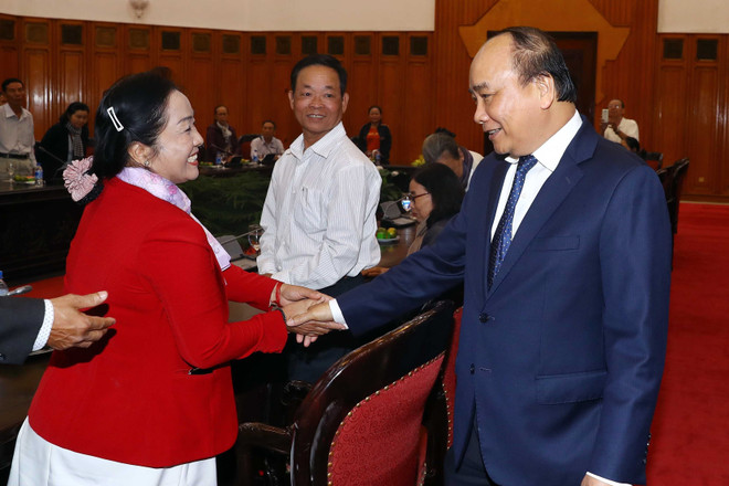 越南政府总理阮春福会见岘港市海州郡革命有功者代表团 ảnh 1 越南政府总理阮春福会见岘港市海州郡革命有功者代表团 ảnh 1