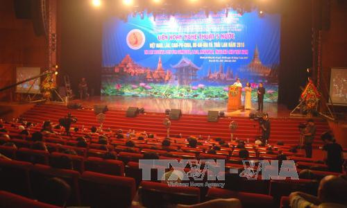 2016年越老柬缅泰五国艺术联欢会昨晚正式拉幕 ảnh 1 2016年越老柬缅泰五国艺术联欢会昨晚正式拉幕 ảnh 1