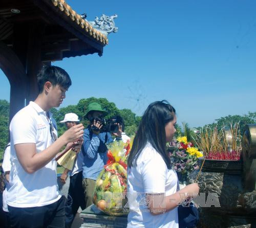 2016年越南夏令营：旅居海外越南青年侨胞在广治古城上香 ảnh 2