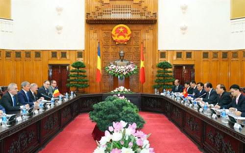 越南政府总理阮春福与罗马尼亚总理达契安•乔洛什举行会谈 ảnh 2