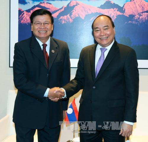 越南政府总理阮春福会见老挝总理通伦 ảnh 1