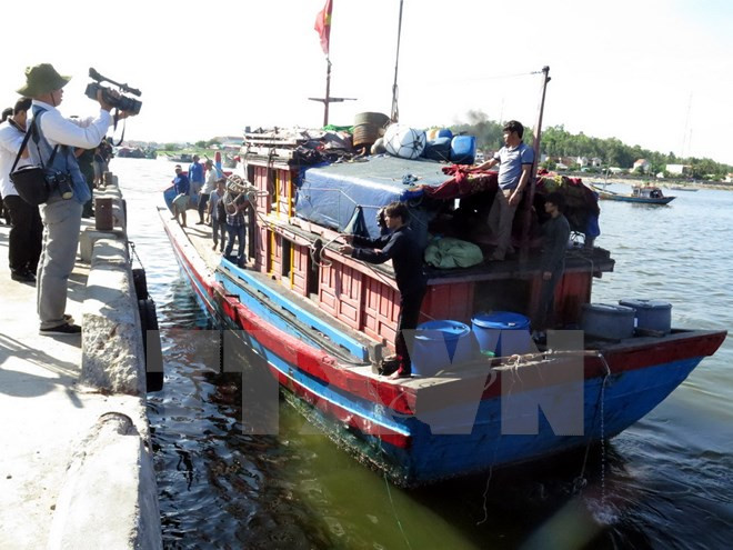 遭中国船只追赶导致沉船遇险的5名越南渔民安全上岸 ảnh 1 遭中国船只追赶导致沉船遇险的5名越南渔民安全上岸 ảnh 1
