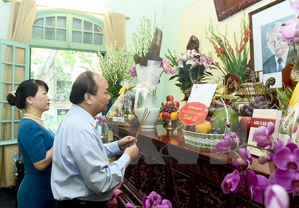 越南政府总理阮春福敬香缅怀已故总书记黎笋 ảnh 1 越南政府总理阮春福敬香缅怀已故总书记黎笋 ảnh 1
