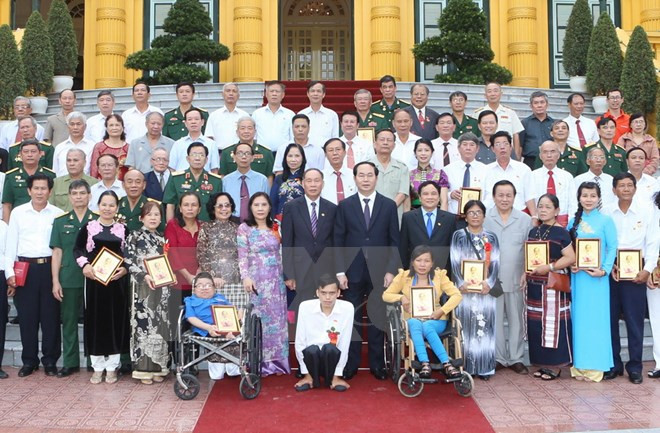 越南国家主席陈大光会见越南橙剂受害者代表团 ảnh 1 越南国家主席陈大光会见越南橙剂受害者代表团 ảnh 1