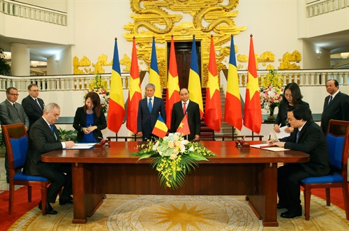 越南政府总理阮春福与罗马尼亚总理达契安•乔洛什举行会谈 ảnh 4