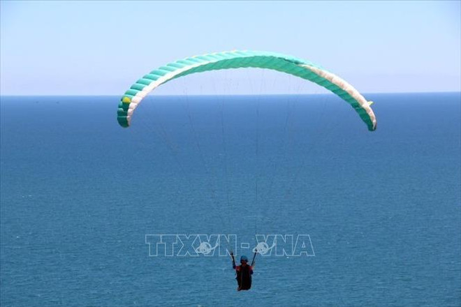 平顺省独特刺激的滑翔伞吸引诸多游客 ảnh 1 平顺省独特刺激的滑翔伞吸引诸多游客 ảnh 1