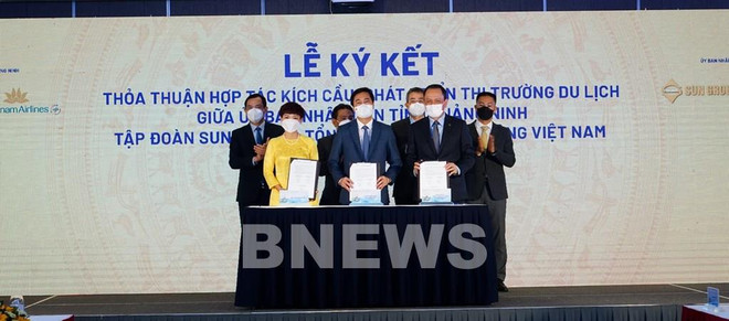 越航与太阳集团签署合作协议 宣传广宁省目的地 ảnh 1