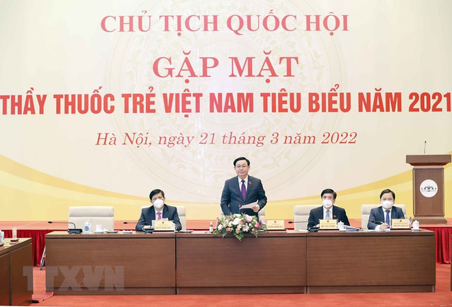 越南国会主席王廷惠会见2021年越南青年医师典范代表 ảnh 1