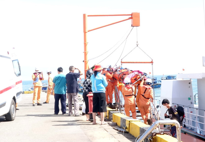 岘港市:将海上遇险船员安全送上岸就医 ảnh 1 岘港市:将海上遇险船员安全送上岸就医 ảnh 1