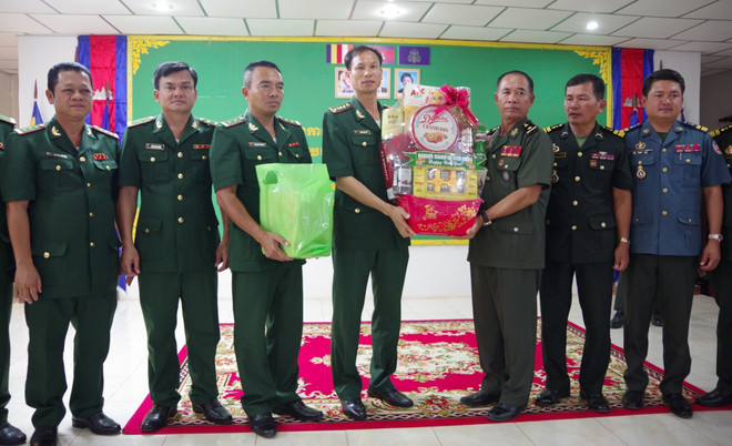 坚江省诸多代表团在柬埔寨传统新年之际开展走访慰问活动 ảnh 1