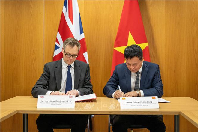 越英签署打击非法移民合作协议 ảnh 1 越英签署打击非法移民合作协议 ảnh 1