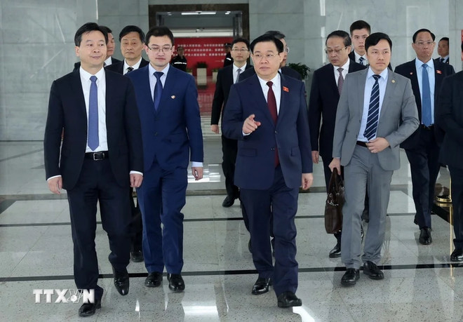 越南国会主席王廷惠参观上海自由贸易试验区 ảnh 1 越南国会主席王廷惠参观上海自由贸易试验区 ảnh 1