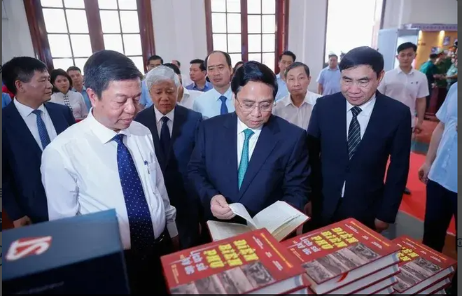 《武元甲——人民的将军》越南语与5种外语双语版图书首发仪式在奠边省举行 ảnh 1 《武元甲——人民的将军》越南语与5种外语双语版图书首发仪式在奠边省举行 ảnh 1