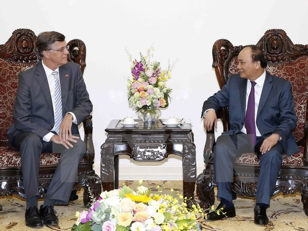 越南政府总理阮春福会见澳大利亚驻越南大使休•伯罗曼 ảnh 1