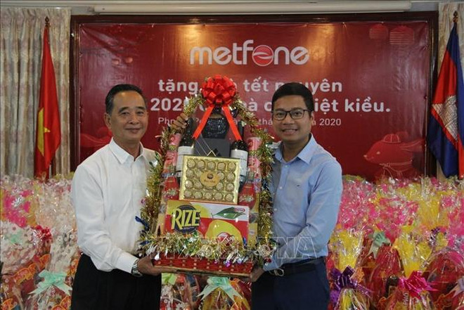越南军队电信集团Metfone公司向越裔柬埔寨人送上春节慰问品 ảnh 1 越南军队电信集团Metfone公司向越裔柬埔寨人送上春节慰问品 ảnh 1