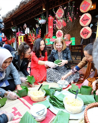 各国驻越大使和国际友人了解越南春节的传统文化 ảnh 2 各国驻越大使和国际友人了解越南春节的传统文化 ảnh 2