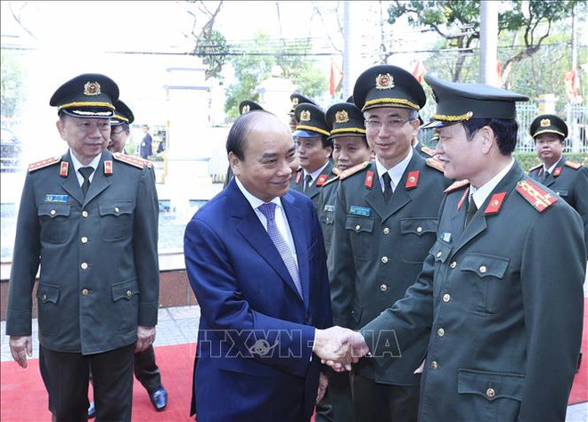 阮春福视察警卫司令部的战备工作 ảnh 1